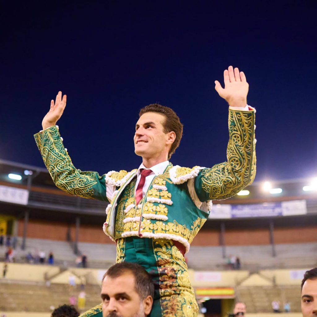 Tres orejas para Fernando Adrián en Alcalá de Henares