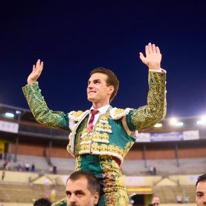 Tres orejas para Fernando Adrián en Alcalá de Henares