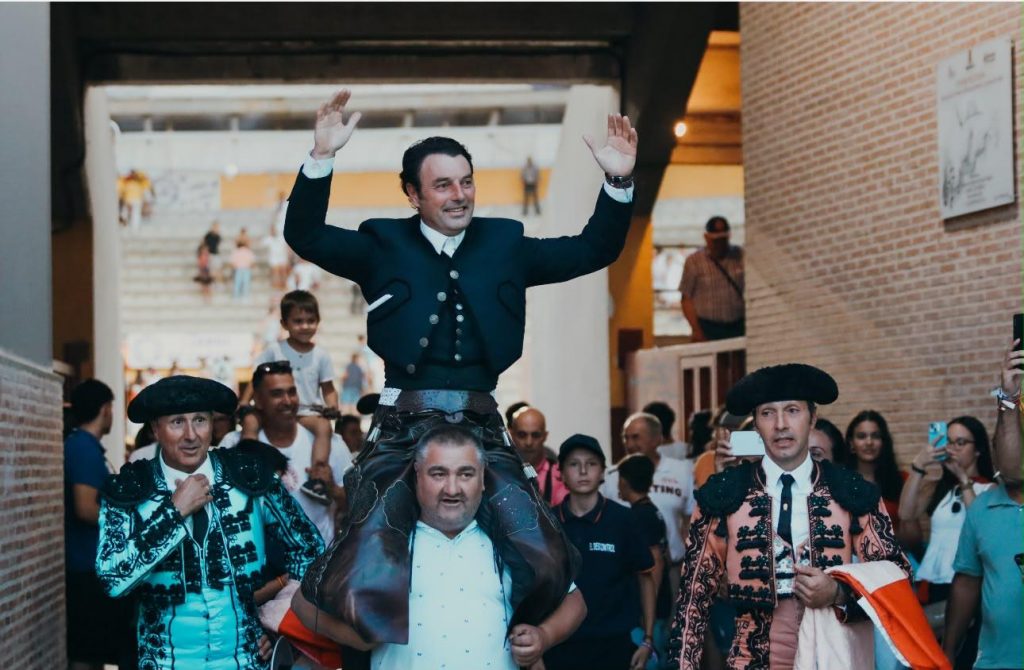 Andy Cartagena sale a hombros en Íscar