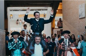 Andy Cartagena sale a hombros en Íscar
