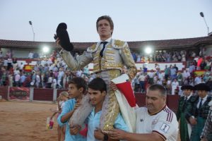 Borja Jiménez sale a hombros en Guijuelo