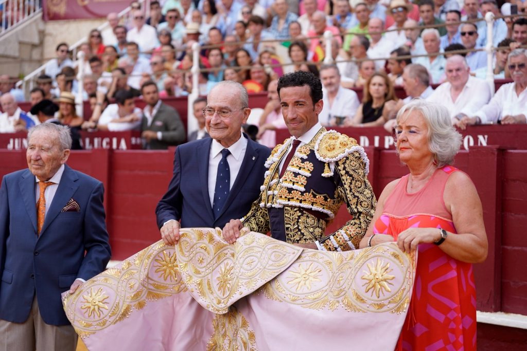 David de Miranda recibe el Capote de Paseo de la Feria de Málaga
