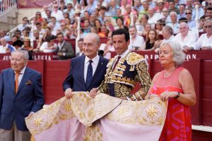 David de Miranda recibe el Capote de Paseo de la Feria de Málaga