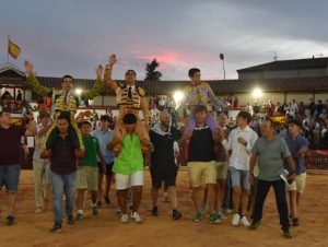Los tres toreros a hombros en Guijuelo