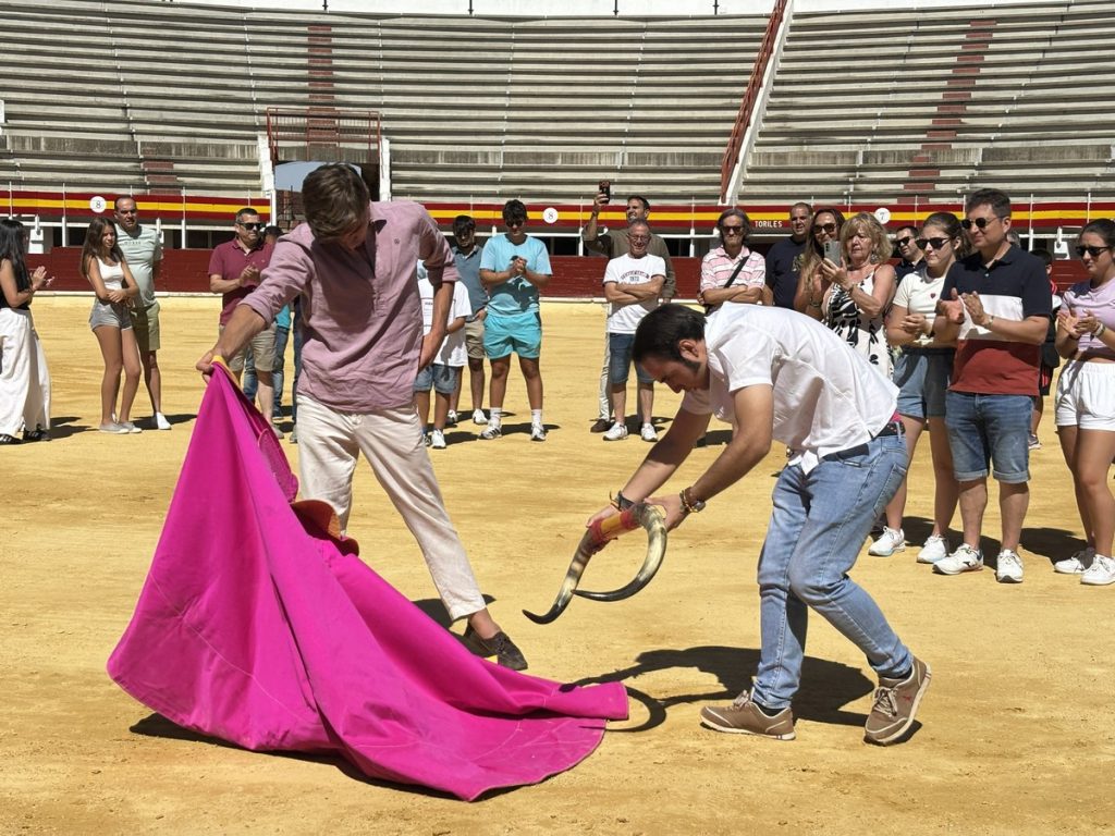 Julio Norte se acerca a los aficionados de Medina del Campo