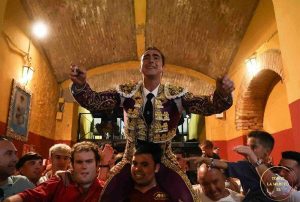 Tarde cumbre de El Fandi en la vuelta de Miura a Huelva