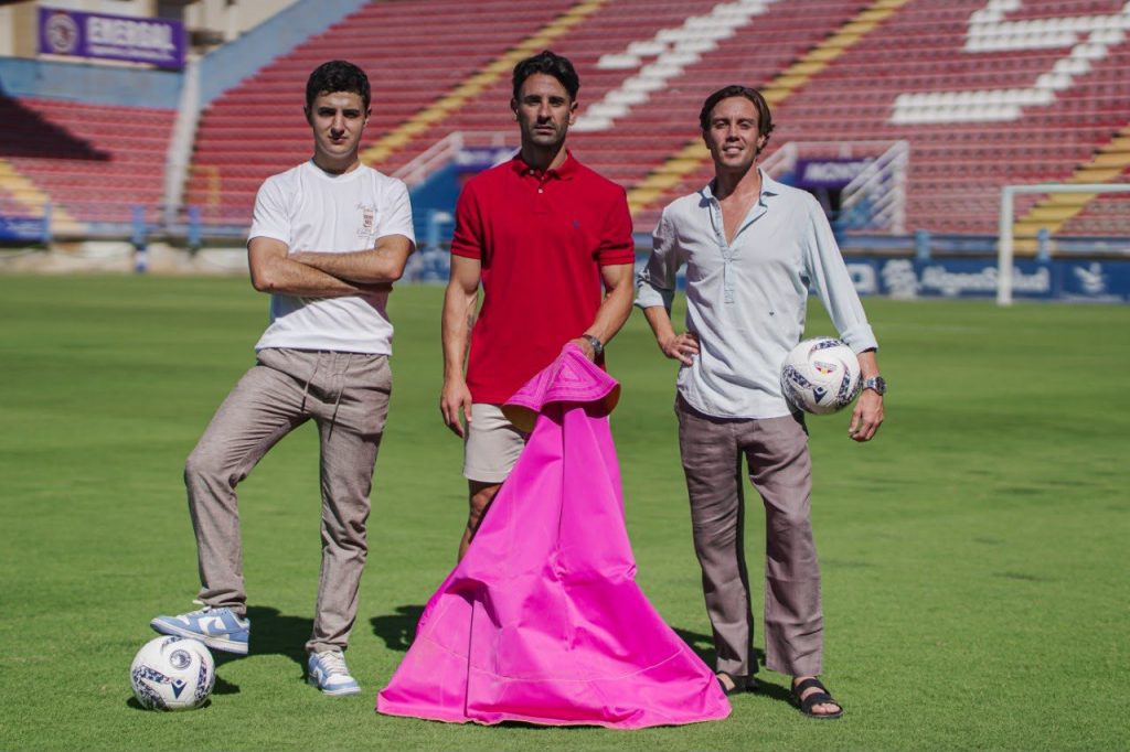Fútbol y toro se unen en Almendralejo