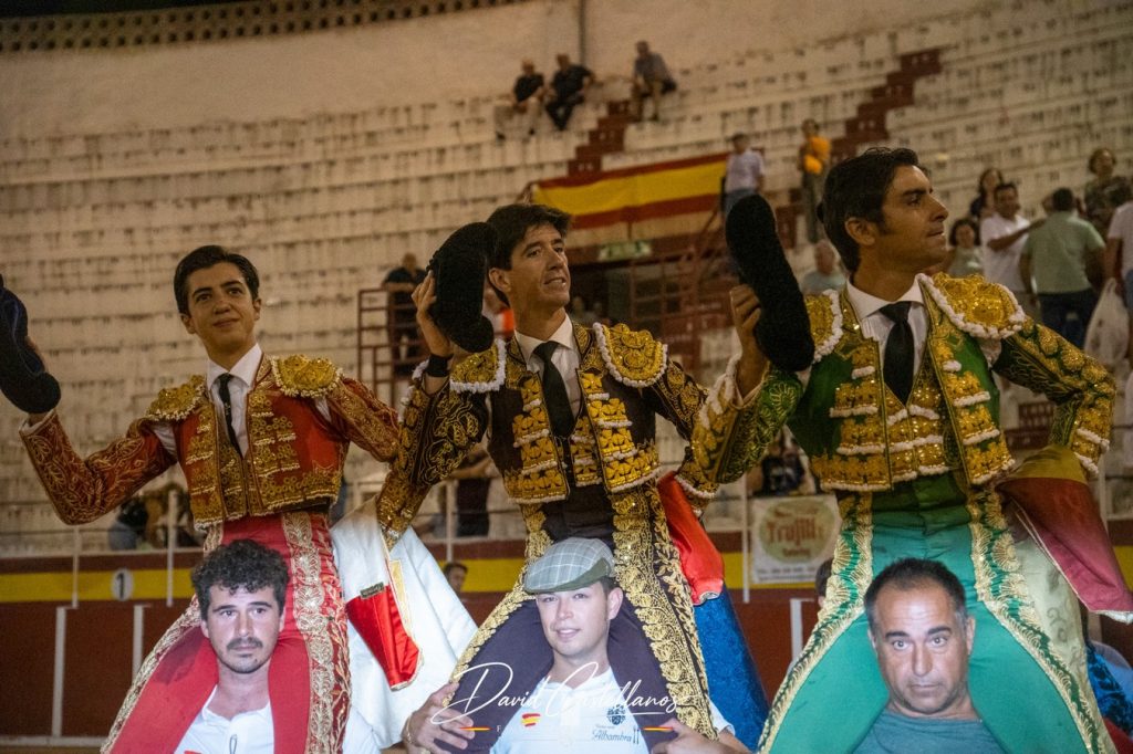 La terna de matadores por la puerta grande en Tomelloso