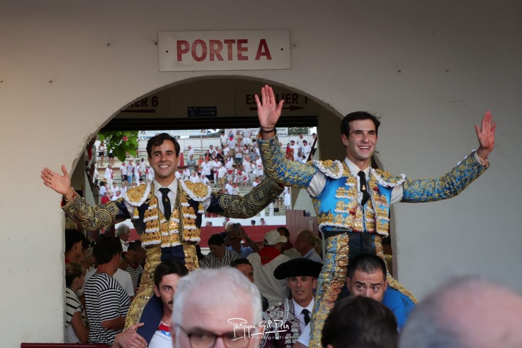 Doble puerta grande en Saint Vincent de Tyrosse
