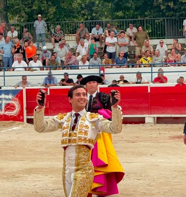 Ismael Martín, tres orejas en Chateaurenard
