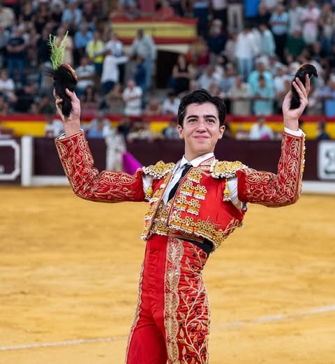 Marco Pérez, a hombros con El Fandi, en Almendralejo