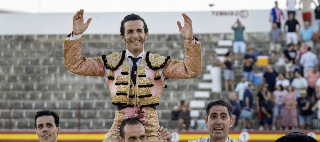 Miguel Andrades sale a hombros en Pedro Muñoz