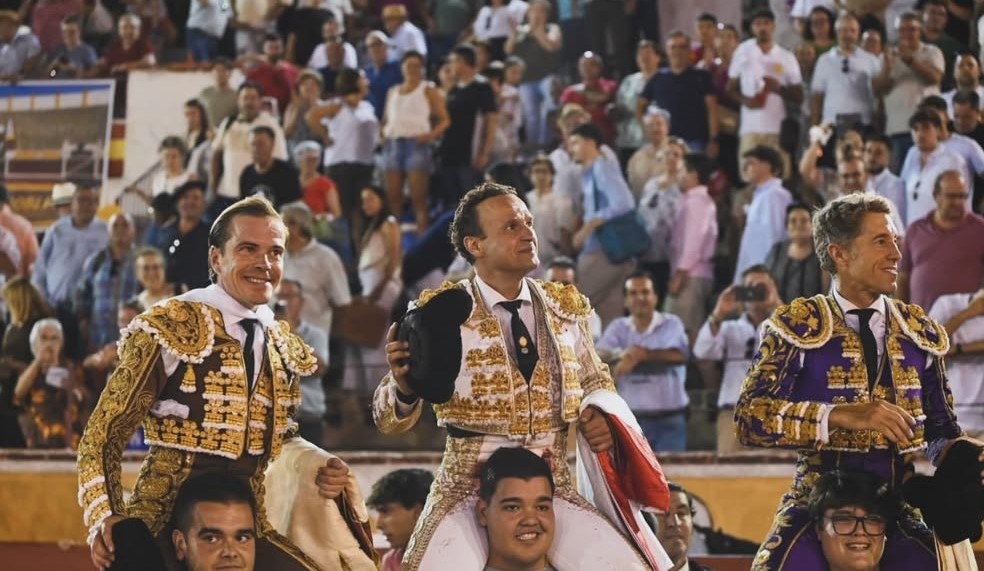 Todos a hombros en la corrida de Villarrobledo