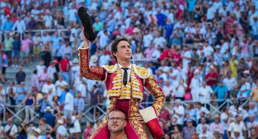 Roca Rey, dos orejas y salida a hombros en Beziers