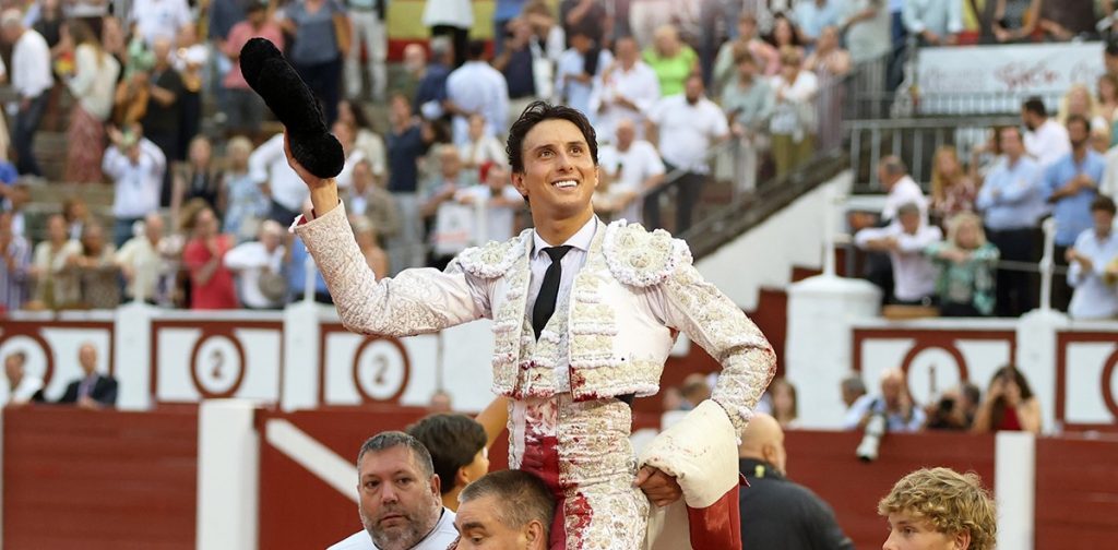 Tres orejas para Roca Rey en Gijón