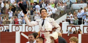 Tres orejas para Roca Rey en Gijón