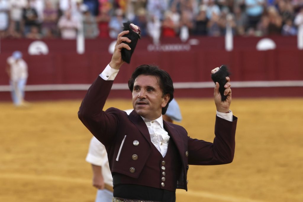 Diego Ventura corta dos orejas y sale a hombros en Málaga