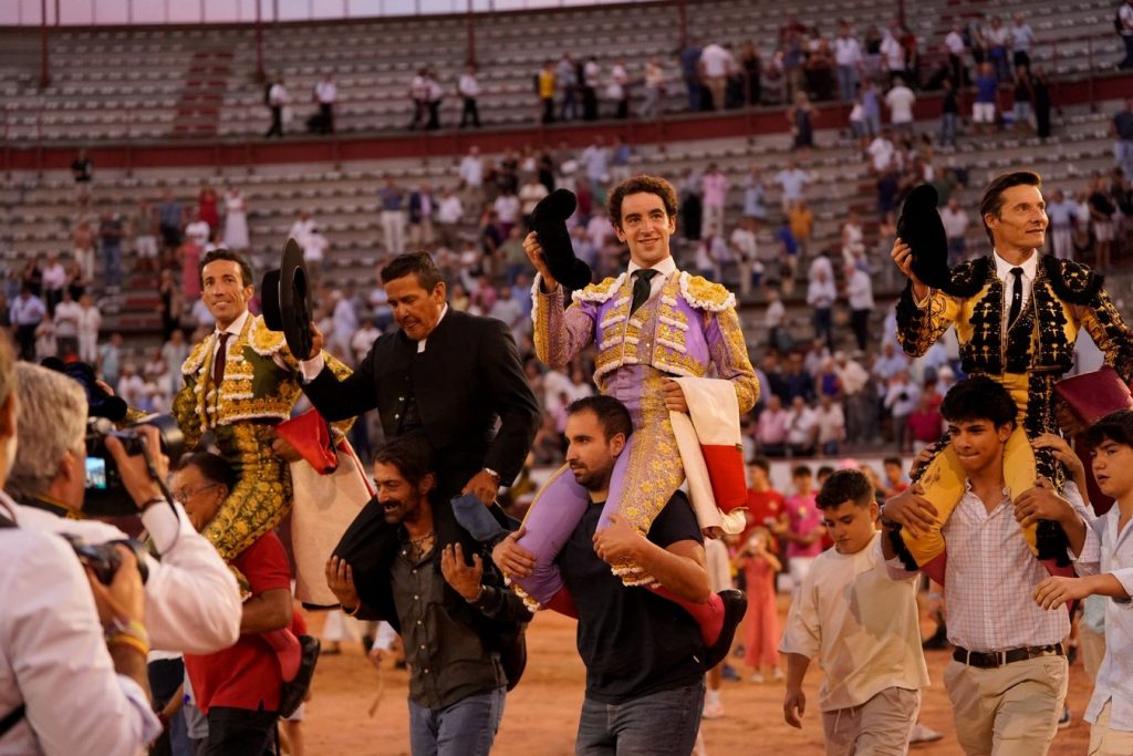 La terna sale a hombros en Colmenar Viejo