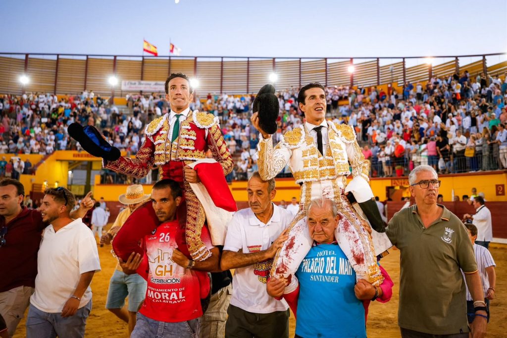 Talavante y David de Miranda a hombros en Almodóvar del Campo
