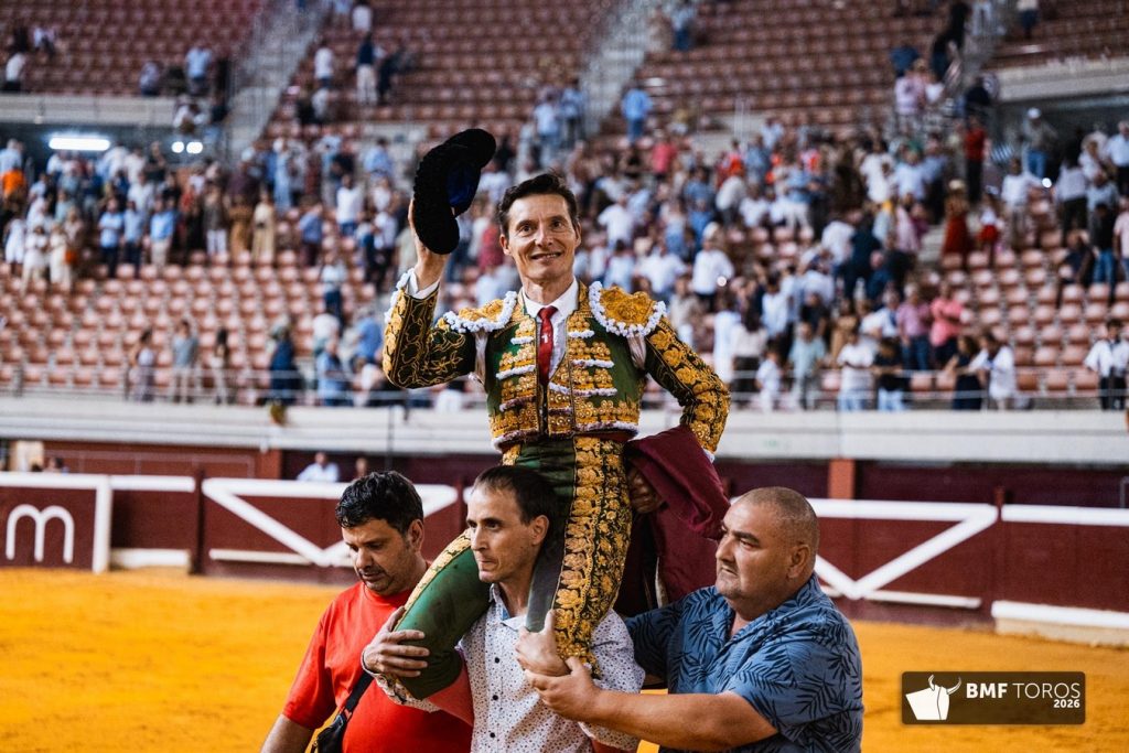 Diego Urdiales abre la puerta grande en Logroño