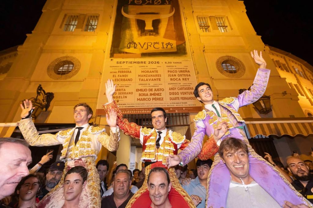 Los tres matadores por la puerta grande en Murcia