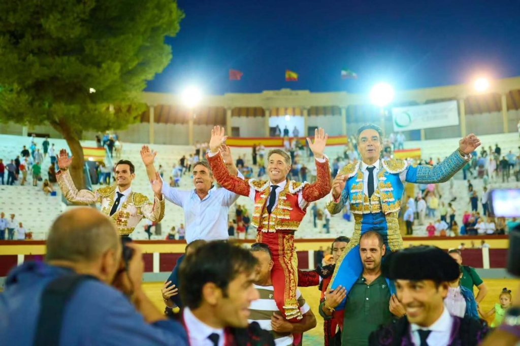 Los tres toreros triunfan con los Victorinos en Cehegín
