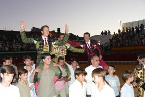 Puerta grande en Cortegana para la terna al completo
