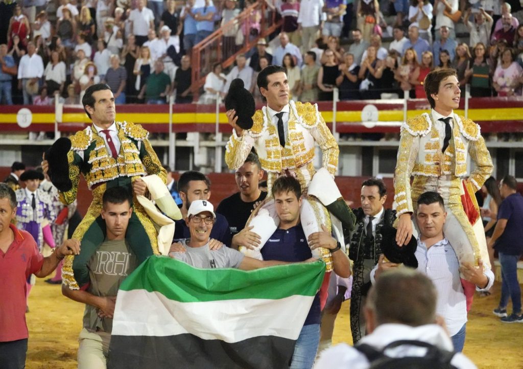 Triunfo de la terna en la corrida de Medina del Campo