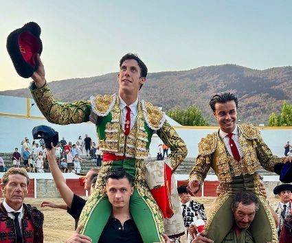 Diego García y Víctor Cerrato, a hombros en Sotillo de la Adrada