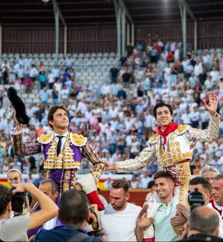 Roca Rey y Marco Pérez salen a hombros en Palencia