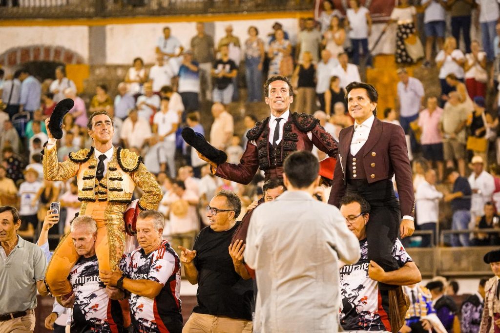 Los tres toreros a hombros en Priego de Córdoba