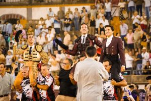 Los tres toreros a hombros en Priego de Córdoba