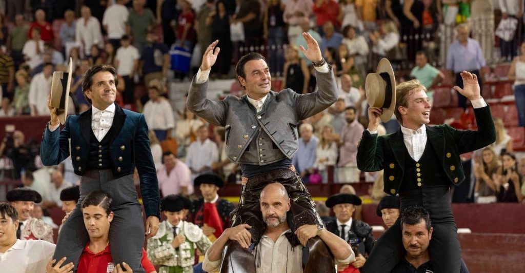 La Feria de Murcia termina con los tres rejoneadores a hombros