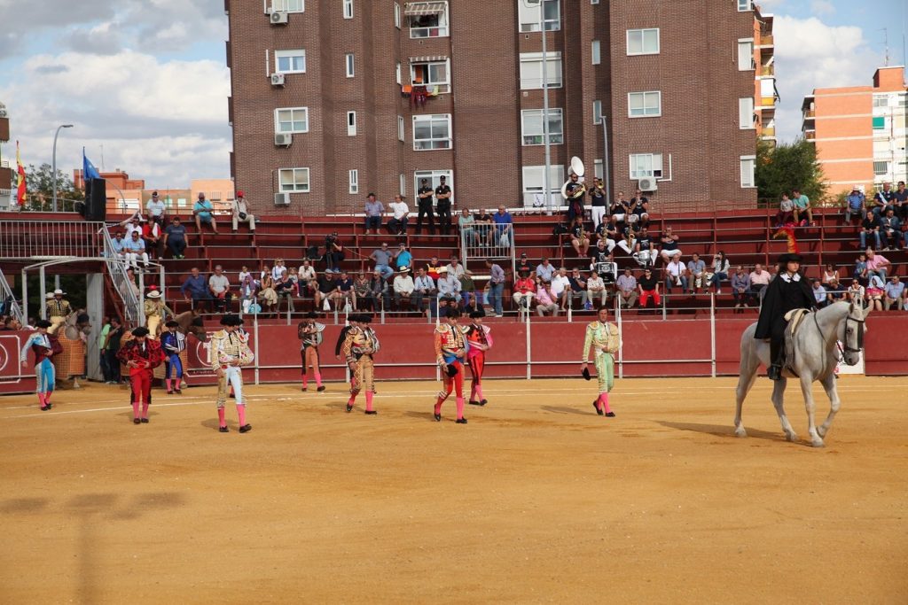 Fuenlabrada disfruta con el toreo a pie y a caballo