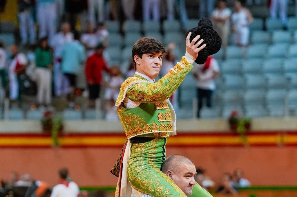 Dos orejas y puerta grande para Sergio Rollón en Arnedo