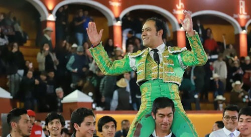 Triunfal despedida de José Luis Angelino en Tlaxcala