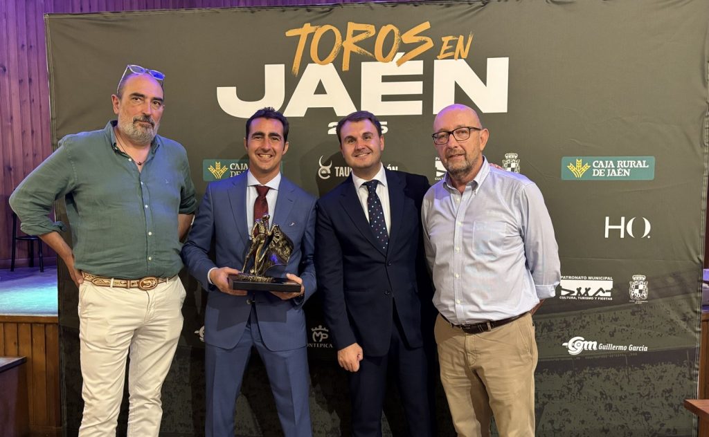 El Fandi recibe el Premio al Triunfador de la Feria de San Lucas