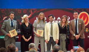 Finito y Estefanía Luyk 'hilan' toros y moda en Valladolid