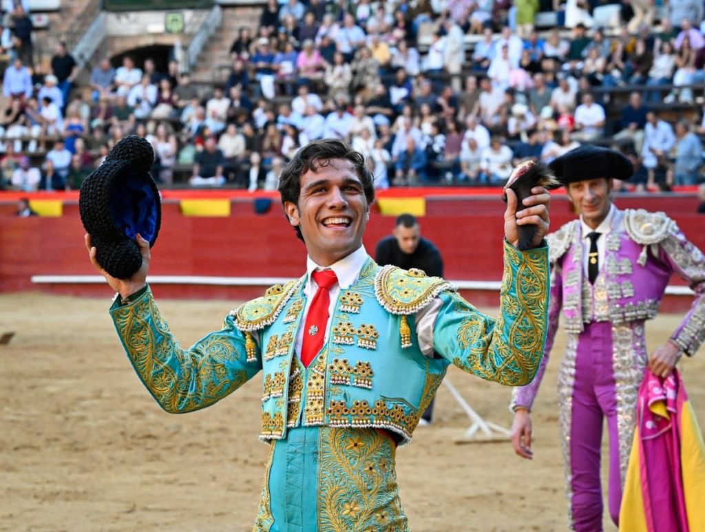 Gitano Rey corta una oreja en Valencia