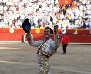 Ismael Martín pasea una oreja en Lima