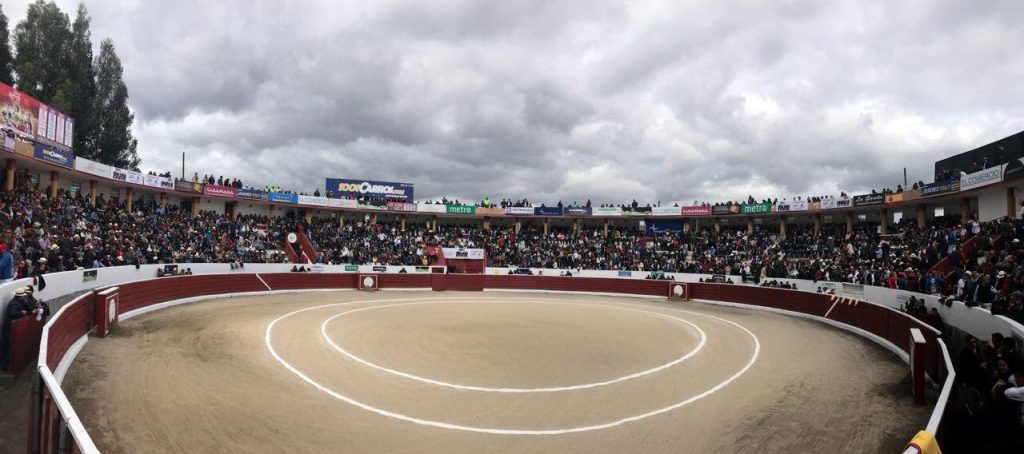 Fernando Adrián y 'Chechu' triunfan en Latacunga