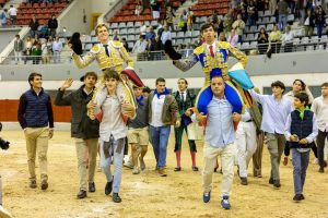 A hombros en Las Rozas Borja Jiménez y Julio Méndez